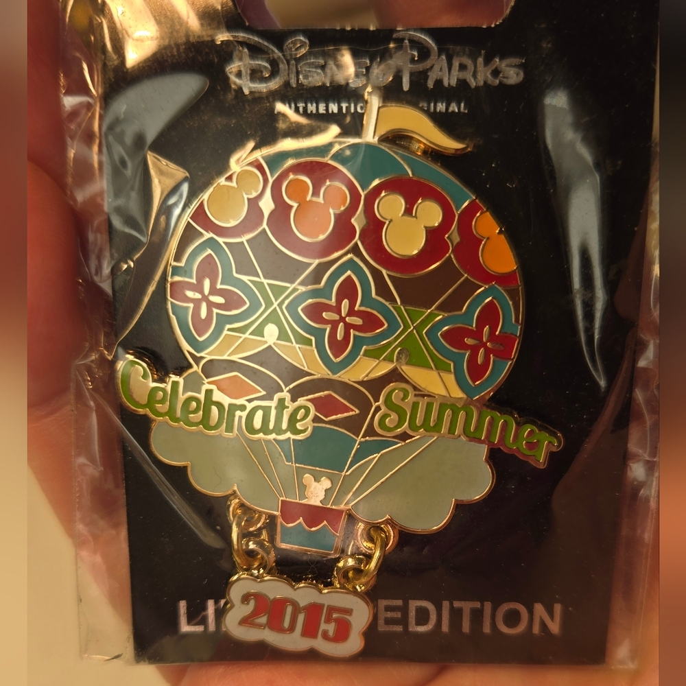 Disney Parks Celebrate Summer 2015 Limited Edition Pin